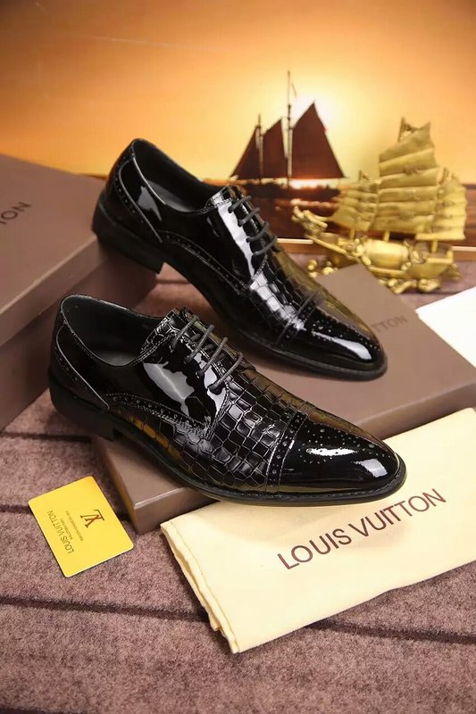 LV Men shoes 1:1 quality-530