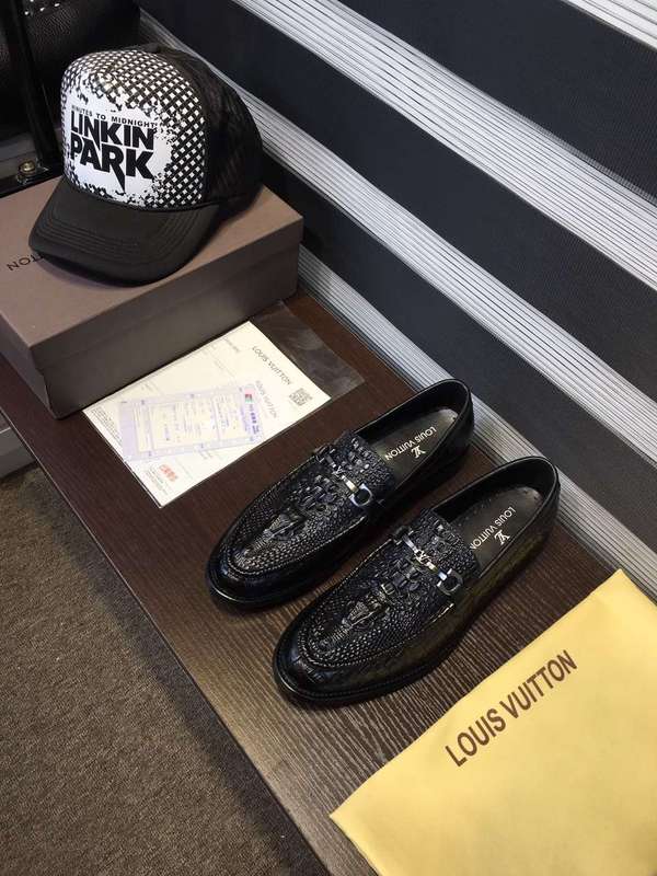 LV Men shoes 1:1 quality-560