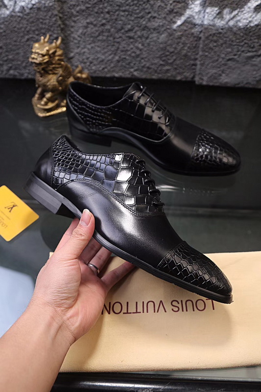 LV Men shoes 1:1 quality-982