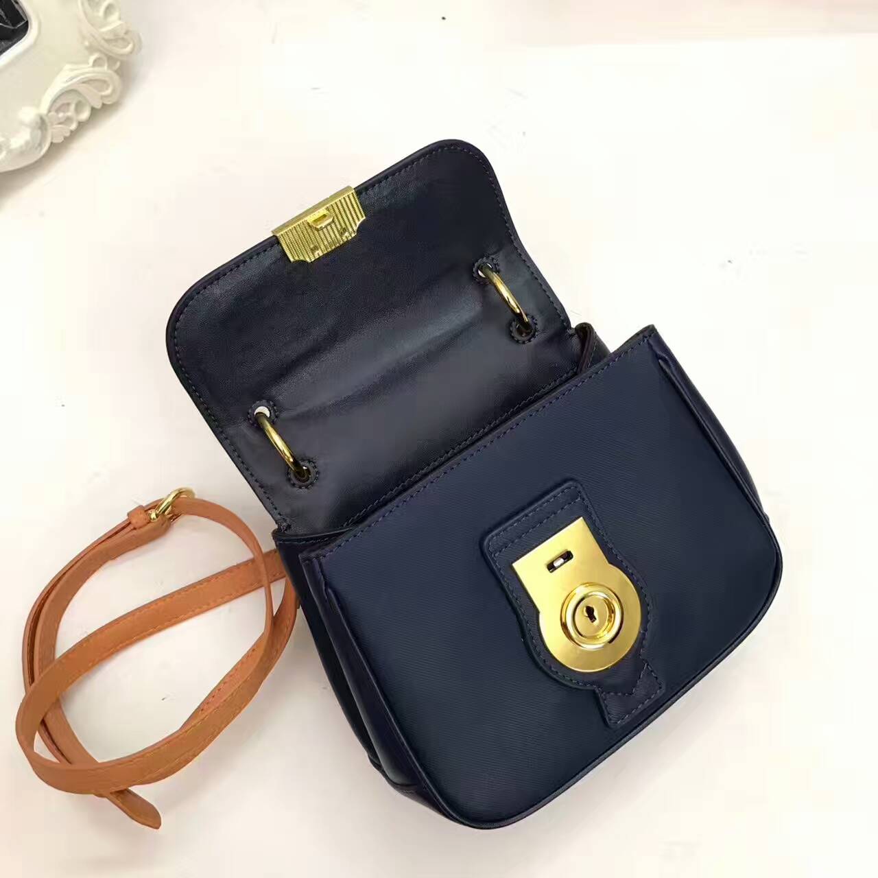 Burberry Handbags AAA-110