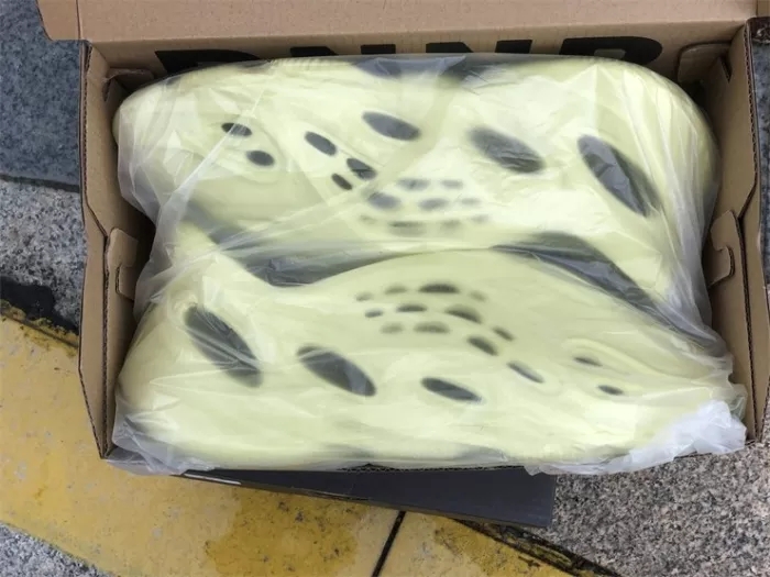 Yeezy Foam Runner Lemon color